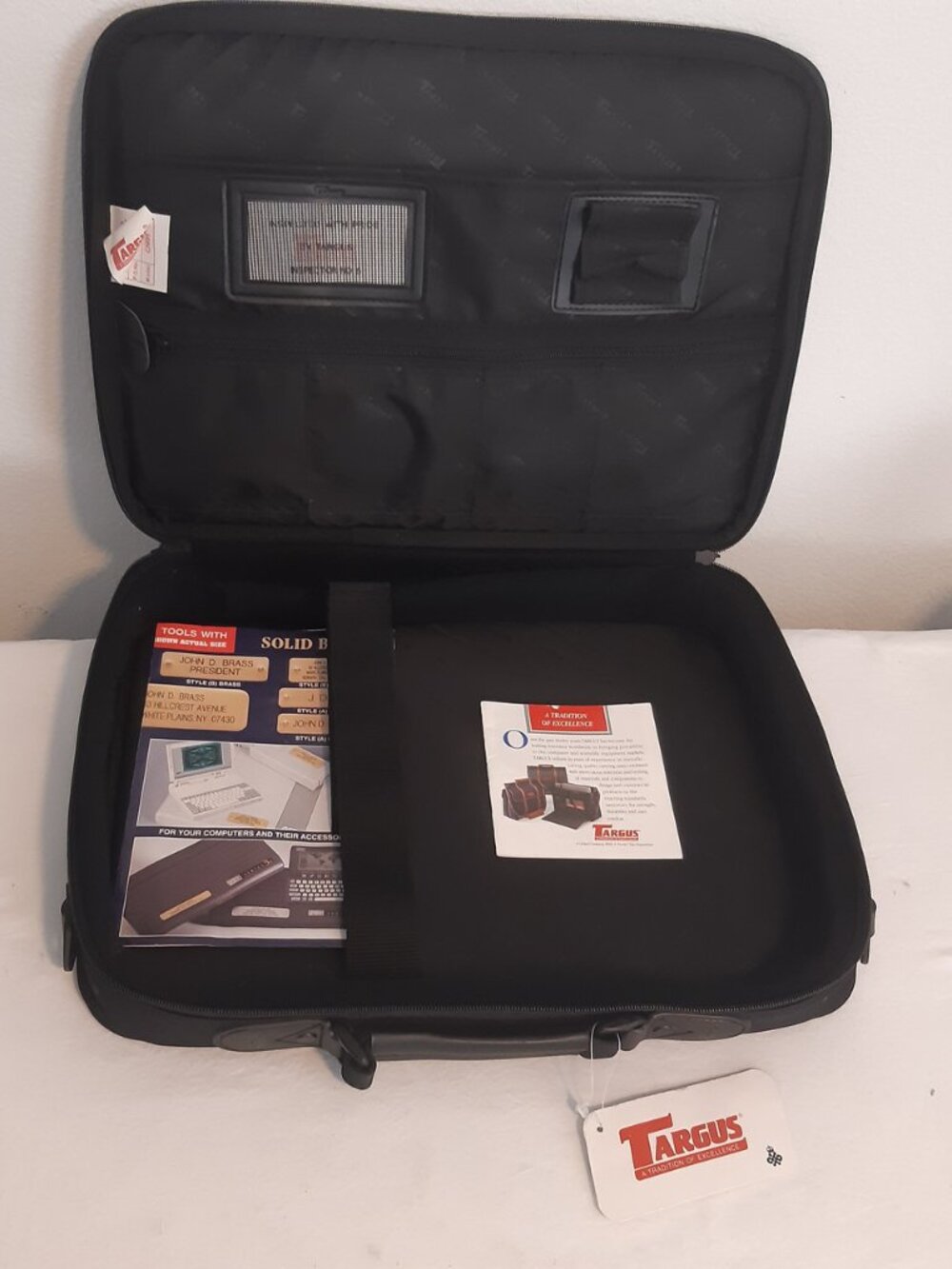 Targus, Padded Laptop Bag For 15.6" Laptop, Black Nylon, Shoulder Strap CN01 NWT